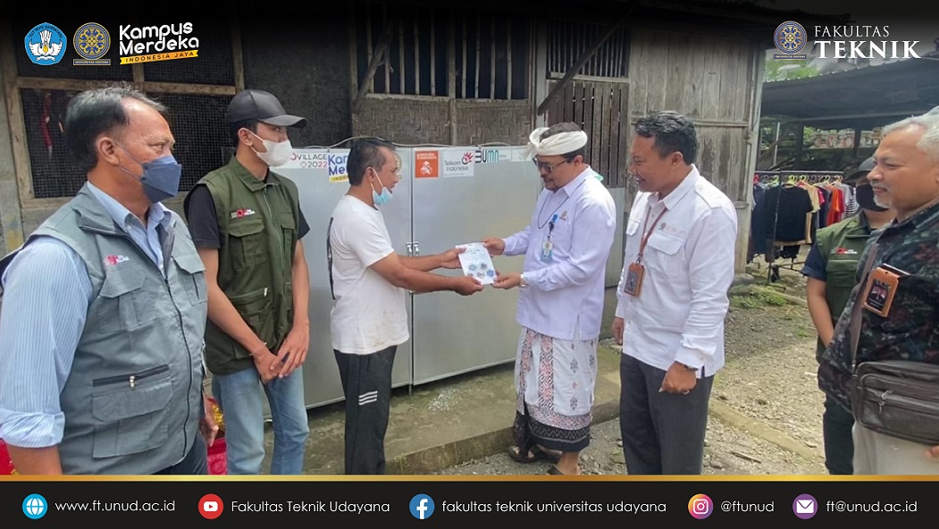 Team Innovillage universitas Udayana bersama Fakultas Teknik Universitas Udayana menyerahkan alat program Sosial projects Innovillage 2022 kepada pengrajin keben dan dulang fiber di Desa Tembuku